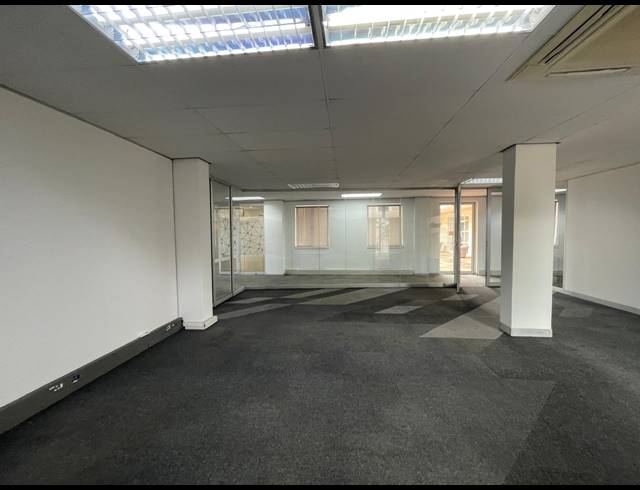 2,415M² OFFICE FOR SALE IN BRYANSTON
